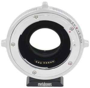 Metabones EF - E T CINE Speed Booster ULTRA 0.71x (MB_SPEF-E-BT3) Zaawansowana konstrukcja optyczna składająca się z 5 elementów 4 grup i zawierająca szkło optyczne na bazie tantalu o niezwykle wysokim indeksie umożliwia osiągnięcie wspaniałej wydajności optycznej z ulepszoną ostrością w kątach, dystorsją i ograniczoną winietą. Tak jak wprowadzony w styczniu 2013 roku rewolucyjny, autorski Metabones Speed Booster, Speed Booster ULTRA posiada powiększenie wynoszące 0,71x co efektywnie zmniejsza crop w bezlusterkowych aparatach z sensorem w rozmiarze DX, takich jak Sony E-Mount i Fuji X-Mount od 1.5x do 1.07 x. Nowa konstrukcja ULTRA efektywnie wykorzystuje egzotyczne materiały do produkcji korzystając z najwyższych technologii przemysłu szklarskiego. W rezultacie jest przygotowany do użytku z praktycznie wszystkimi pełnoklatkowymi obiektywami SLR bez względu na przesłonę. Speed Booster ULTRA działa niezwykle dobrze z wieloma profesjonalnymi obiektywami zoom f2,8 takimi jak zoom 24-70 mm f2.8 i 70-200 mm f2.8 firmy Canon i Nikon, aby tworzyć szybki zoom odpowiednio 17-50 mm f2.0 i 50-142 mm f2.0. Podobnie szybkie obiektywy o stałej ogniskowej takie jak 50 mm f1.2 zostaną zamienione w 35,5 mm f0.9 ze wspaniałym kontrastem i rozdzielczością od środka do brzegów obrazu. Przetestowane aparaty A7SII, A7RII, A7II, A7S, A7R, A7 A6500, A6300, A6000 PXW-FS7M2, PXW-FS5, PXW-FS7, NEX-FS700, NEX-FS100 NEX-EA50, NEX-VG900, NEX-VG30, NEX-VG20, NEX-VG10 NEX-7, NEX-6, NEX-5R, NEX-5N, NEX-5, NEX-C3, NEX-3 Cechy optyczne mechaniczne Zwiększa maksymalną wartość przysłony o 1 stopień. Zwiększa MTF. Poszerza obiektyw o 0.71x. Zaawansowana konstrukcja optyczna składająca się z 5 elementów 4 grup i zawierająca szkło optyczne na bazie tantalu o niezwykle wysokim indeksie firmy Caldwell Photographic w USA (zgłoszenie patentowe). Nowy obiektyw z mocowaniem EF Positive-Lock (zgłoszenie patentowe). Gumowa uszczelka chroni połączenie E-Mount przed pyłem i wilgocią. Wnętrze wyłożone materiałem zapobiega wewnętrznym refleksom. Kompatybilny z aparatem Sony FS7 Mark II. Wspornik statywu jest odłączany i kompatybilny z głowicami Arca Swiss, Markins i Photo Clam. Cechy elektroniczne Szybki AF z detekcja kontrastu na wszystkich aparatach E-Mount. Autofokus z detekcją fazy kompatybilny z A7RII, A7II, A6300 i A6500. Płynna obsługa przysłony w najnowszych obiektywach Canon (2009+), Tamron (serii SP 2013+) i Sigma (2016+). Obsługa 5-osiowej, wbudowanej stabilizacji obrazu A7II, A7RII i A7SII. (Wymagana informacja dotycząca odległości od obiektywu. 3-osiowy IBIS jeśli obiektyw nie transmituje informacji o odległości). Dedykowany przełącznik kontroluje wbudowaną stabilizację obrazu (IBIS). Światło LED powiadamia o statusie. Zasilany aparatem. Nie wymagane jest zewnętrzne źródło zasilania. Kontrola przysłony za pomocą kamery. Przycisk funkcji z możliwością przypisania ponad 50 funkcji na serii A7, A6300 i A6500. Wysokiej jakości procesor 32-bitowy i wydajne zasilanie z przełączanymi trybami. Kompatybilny z obiektywami ze stabilizacją obrazu (IS). Obsługuje elektroniczne ostrzenie manualne (np. EF 851.2L II i nie kontynuowana EF 50 1.0L). Obsługa EXIF (ogniskowa, przysłona, zakres zoom). Wyświetlanie odległości i zooma na serii kamkorderów VG i FS, serii A7, A6300 i A6500 (wymagany obiektyw z informacją o odległości). Automatyczne powiększenie (wymagany obiektyw z informacją o odległości). Automatyczna „APS-C Size Capture” na pełnoklaatokowych aparatach. Ograniczenia optyczne mechaniczne Wymagany obiektyw pełnoklatkowy. Nie obsługuje obiektywów EF-SDXDCDi II. Speed Booster ULTRA został stworzony do pokrycia APS-C, który jest niewystarczająco duży do pokrycia pełnego rozmiaru sensora 36 mm x 24 mm. Na pełnoklatkowych aparatach (serii A7, NEX-VG900) urządzenie potrzebuje „APS-C Super 35 mm” ustawione na „Auto” lub „On”. Wnętrze pokryte materiałem, dzięki czemu redukuje wewnętrzne refleksy. Wspornik statywu jest odłączany i kompatybilny z głowicami Arca Swiss, Markins i Photo Clam. Ograniczenia autofokusa Nie obsługuje ciągłego AF i AF wideo. (praca może nie być zadowalająca). AF może nie działać jeśli maksymalna przysłona obiektywu i dołączony extender EF lub inny telekonwerter jest mniejszy niż f8 przed boostem lub mniejszy niż f5.6 po booscie. Pierwsze dwie próby użycia autofokusa są przeznaczone do kalibrowania obiektywu i może spowodować brak prawidłowego skupienia na celu. Należy ponownie nacisnąć do połowy przycisk uwalniający migawkę, aby autofokus zadziałał prawidłowo. Autofokus może mieć problem ze skupieniem na obiektach, które znajdują się bardzo blisko najbliższej odległości ostrości obiektywu. Dokładność autokokusu zależy w dużej mierze od projektu i warunków pracy obiektywu. Obiektywy z ukrytymi problemami, które mogą nie być widoczne na Canonie DSLRs mogą prowadzić do niedokładnego i nierzetelnego autofokusu na Sony NEX. Do typowych problemów należą niepłynny nieregularny mechanizm autofokusa (np. przejściowe utknięcie na jednej odległości ostrości), wadliwy zużyty enkoder lub inny wadliwy zużyty wewnętrzny sensor. Inne ograniczenia Brak obsługi korekcji obiektywu takiej jak peryferyjne zacienienie, CA i zniekształcenie. Niektóre obiektywy EF-mount mogą wydawać dźwięki podczas zmiany przysłony i autofokusu co może zostać zarejestrowane przez wbudowany w kamerę mikrofon podczas nagrywania wideo. Zaleca się użycie zewnętrznego mikrofonu. Wczesne obiektywy Tamron VC takie jak AF 28-3003.5-6.3 XR Di VC LD Aspherical [IF] Macro (model A20), AF 18-2703.5-6.3 Di II VC LD Aspherical [IF] MACRO (model B003), SP AF 17-50mm F2.8 XR Di II VC LD Aspherical [IF] (model B005) mogą nie być wstanie przełączać się z łatwością między OIS i IBIS, ponieważ mogą nie raportować statusu stabilizacji. Późniejsze modele Tamron VC wyposażone w silniki USD i PZD działają normalnie. Niektóre nieoryginalne gripy mogą spowodować, że przysłona błędnie się zmieni. Jest to wada nieoryginalnych gripów. Nie jest wywołana przez Metabones Speed Booster. Odłącz nieoryginalny grip lub użyj oryginalnego gripu Sony.