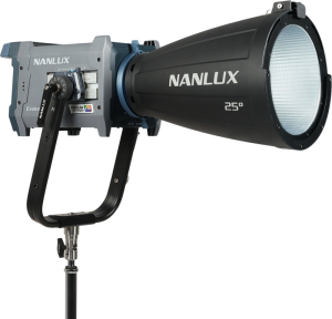 Nanlite Evoke 600C pełnokolorowa lampa punktowa LED z walizką na kółkach